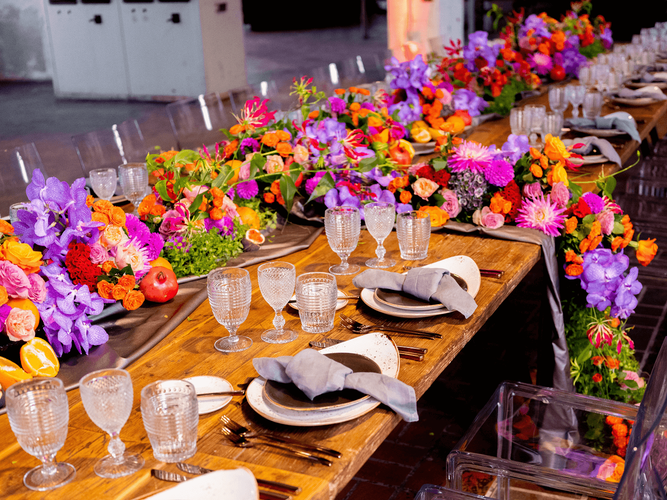 Borddekoration med blomster i samme farvenuance